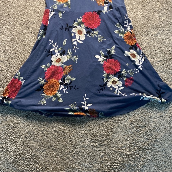 Gray floral print summer dress. From Macy’s in a size large - Picture 4 of 5